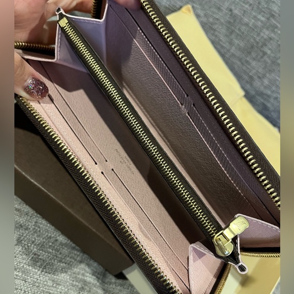 Louis Vuitton Clemence wallet in monogram rose ballerine interior - Picture 3 of 6